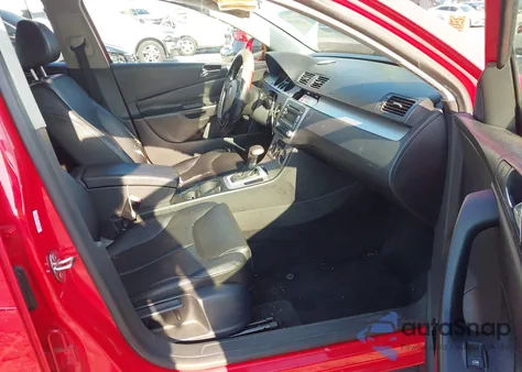 2008 Volkswagen Passat Komfort z USA, uszkodzony, nr VIN WVWAK73C18E014372